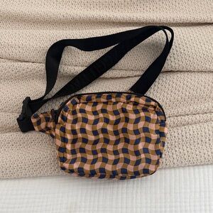 BAGGU Pink, Brown & Navy Wavy Print Crossbody Belt Bag